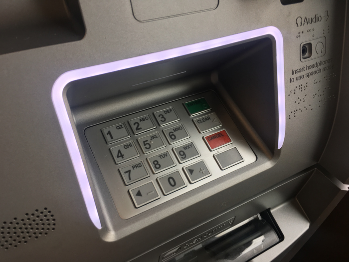 Sesli yönlendirme ve Braille alfabesine sahip bir ATM