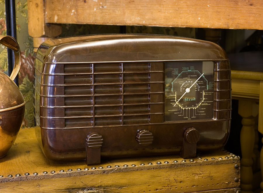 Kasası bakalitten üretilen bir radyo