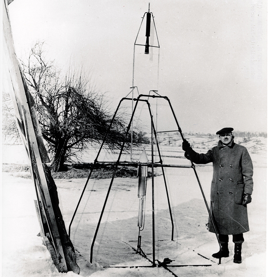 Robert Goddard ilk sıvı yakıtlı roketiyle poz veriyor.