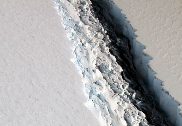Antarktika’da Dev Buzul Çatlağı