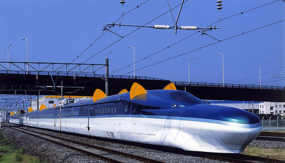 Dünyanın en hızlı treni "Fastech 360S" hava direncini en aza indirmek üzere özel olarak tasarlandı. Yavaşlaması içinse üstünde görülen sarı kanatçıklar açılarak fazladan hava direncine maruz kalması sağlanıyor.