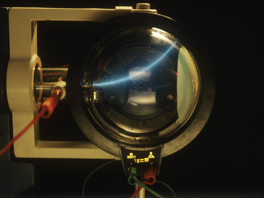 Helmholtz bobinleri ile oluşturulan manyetik alanın katot ışın tüpündeki elektron demetini saptırması