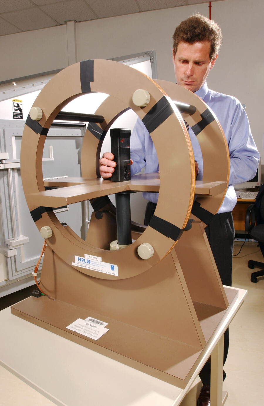 Helmholtz bobinleri ile oluşturulan düzgün manyetik alan içerisinde cihaz kalibrasyonu yapılması