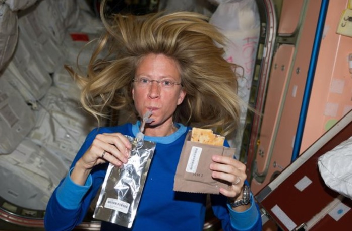Astronot Karen Nyberg, Uluslararası Uzay İstasyonu’nda (ISS) yemek yiyor. (NASA)
