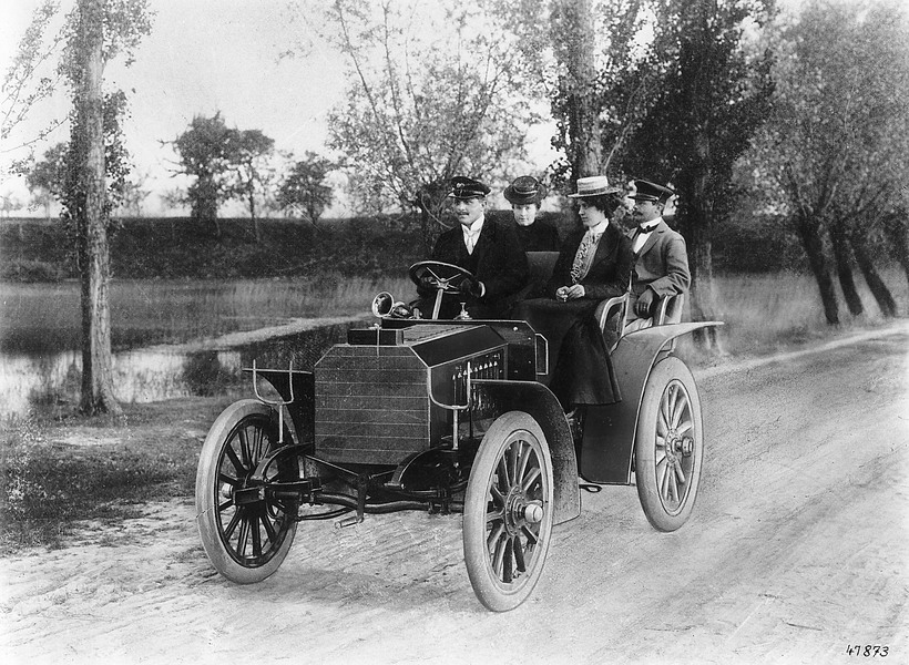 1901 yılında üretilen Mercedes marka ilk otomobil