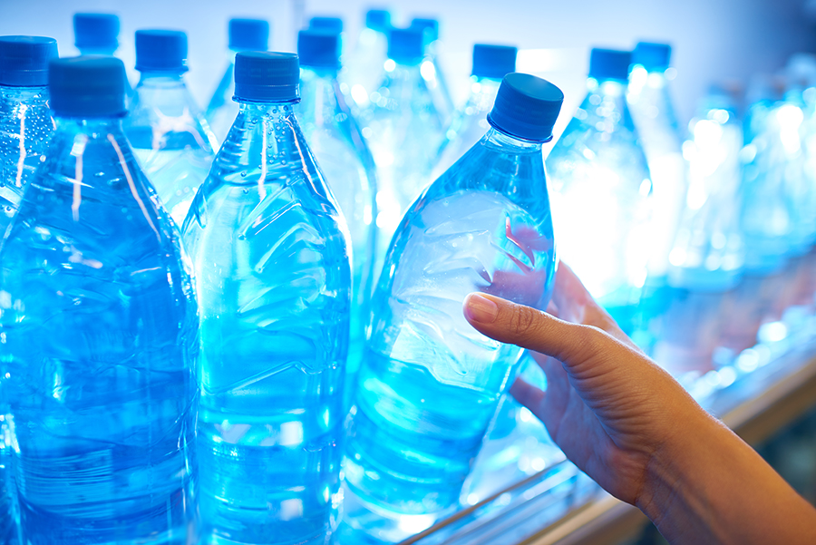 Polietilen teraftalattan (PET) üretilen plastik şişeler