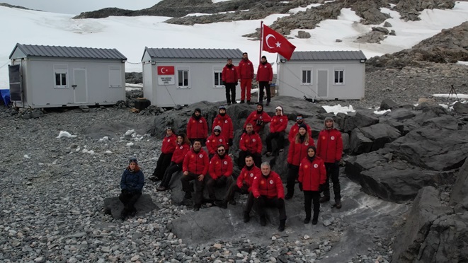 Türk Bilimsel Araştırma Kampı, Türk Bayrağı ve sefer ekibi