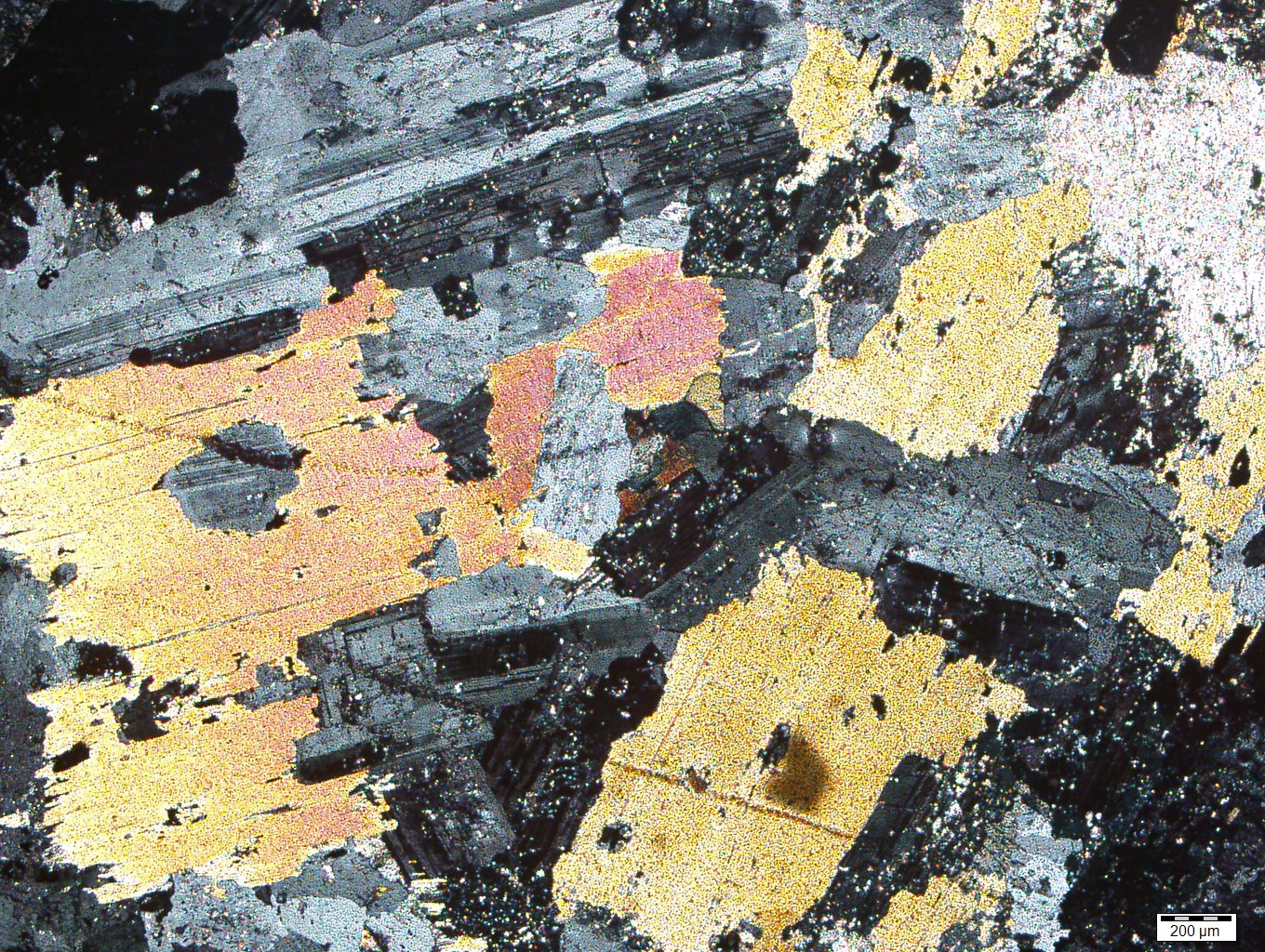 Granitin ışık mikroskobu altındaki görüntüsü