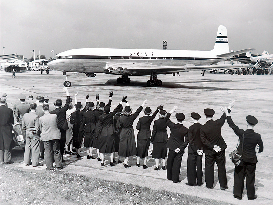 De Havilland şirketine ait ilk jet uçağı olan Comet kalkış yapıyor.