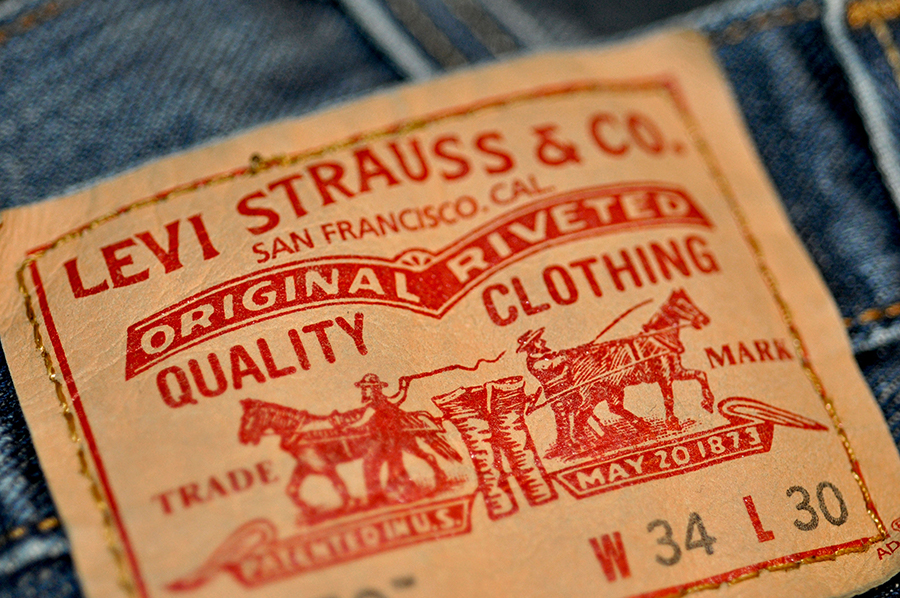 Strauss ve Davis tarafından üretilen pantolonun üzerindeki etikette, sağlamlığını vurgulamak için iki at tarafından farklı yönlere doğru çekilen kot pantolona yer verilmiştir.
