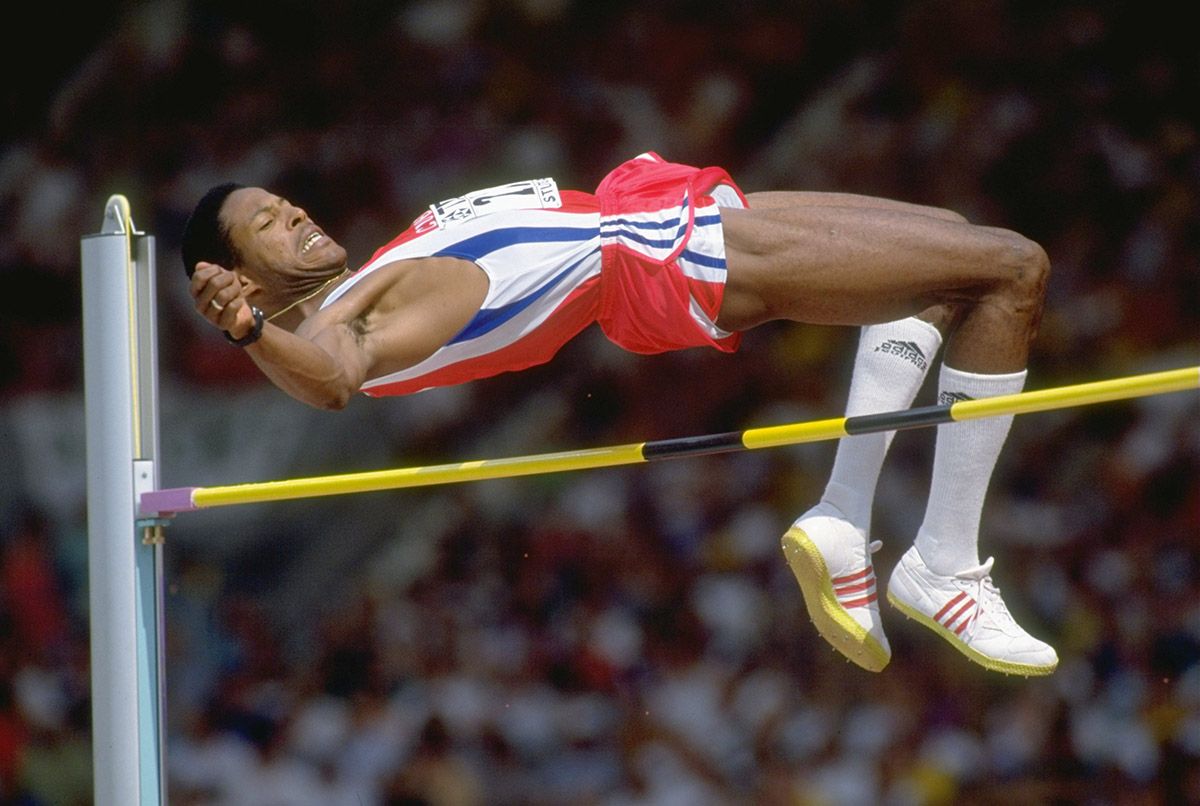 Şu anki yüksek atlama dünya rekoru olan 2,45 metre, 1993’te bu tekniği kullanan Kübalı atlet Javier Sotomayor tarafından kırıldı. Yaklaşık 30 yıl geçmesine rağmen henüz bu rekor egale edilemedi. Belki de bunun için Fosbury atlayışından etkili bir tekniğin