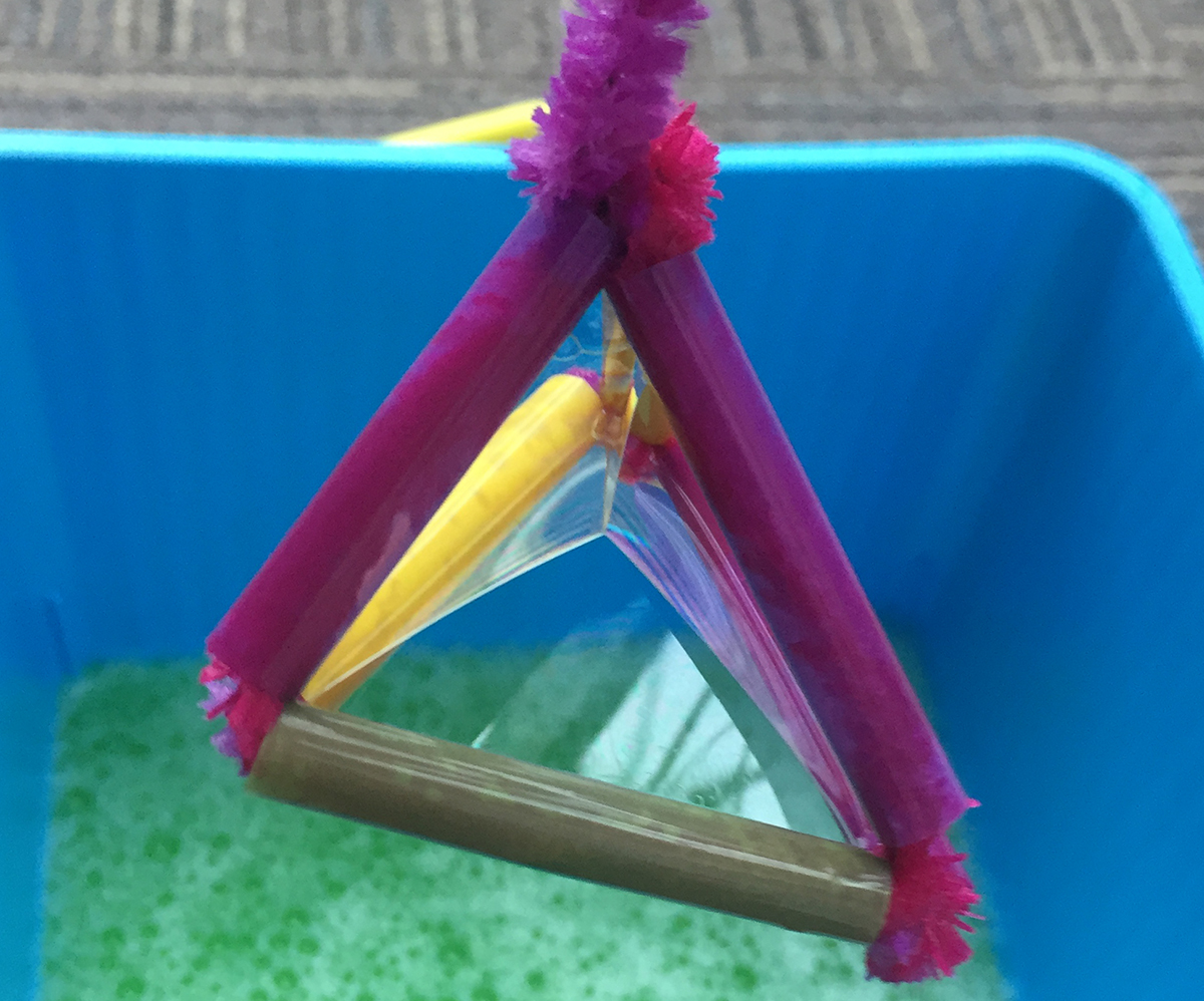 Sabun baloncuğu üçgen prizma