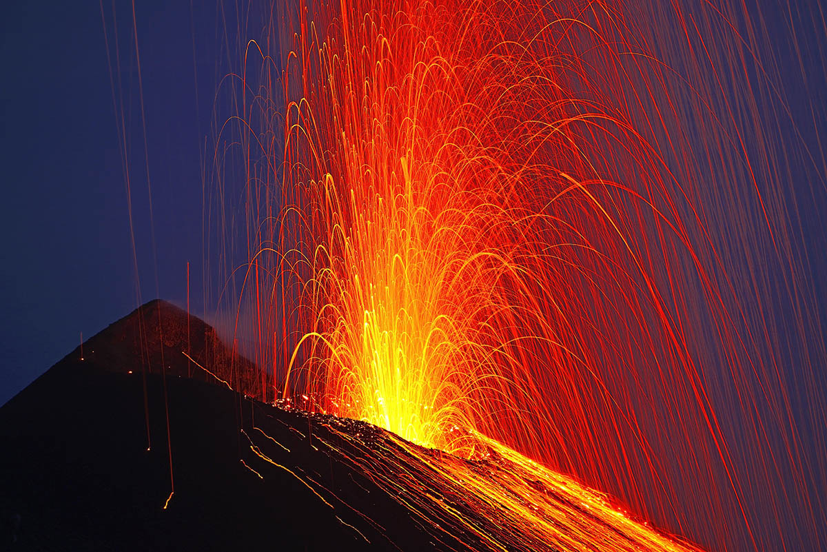 Stromboli, Sicilya Adası'nın kuzeyinde aktif volkanlardan
