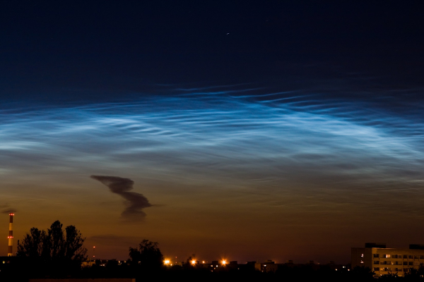 Uzayın Sınırında Gece Parlayan Bulutlar