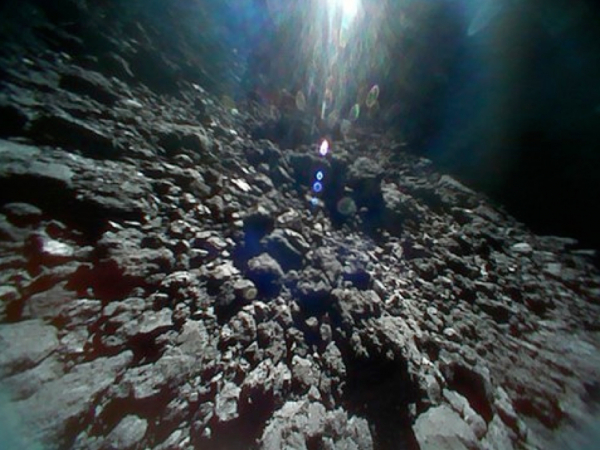Asteroit Ryugu’nun Yüzeyinden İlk Fotoğraflar