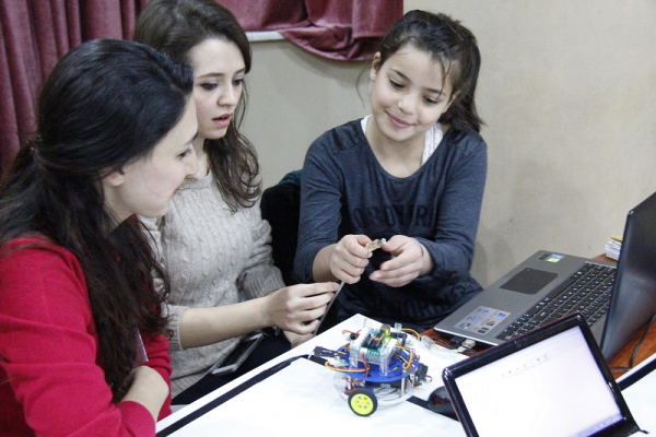 Bornova Belediyesi Mevlana Toplum ve Bilim Merkezi Robot Bilim Eğitimlerine Başladı