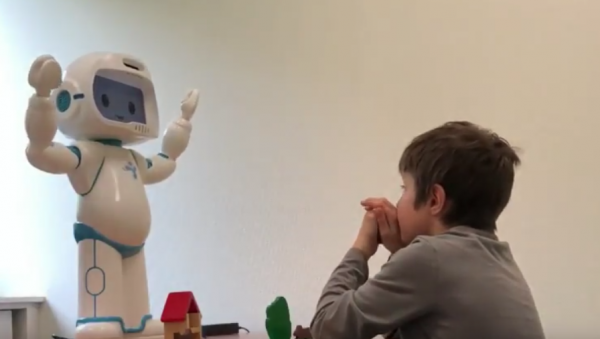 Robotlar Otizmli Çocukların Sosyal Becerilerini Geliştirmeye Yardımcı Olabilir
