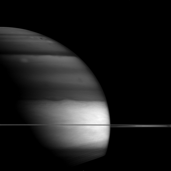 Satürn’ün Karanlık Bulutları